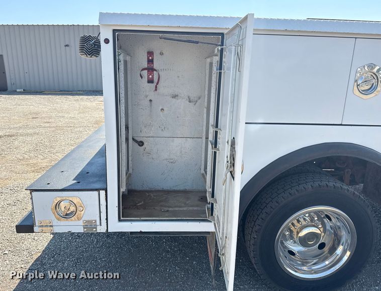 image for item NU9633 2017 Ford F550 Super Duty utility / service truck