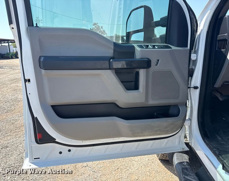 image for item NU9633 2017 Ford F550 Super Duty utility / service truck