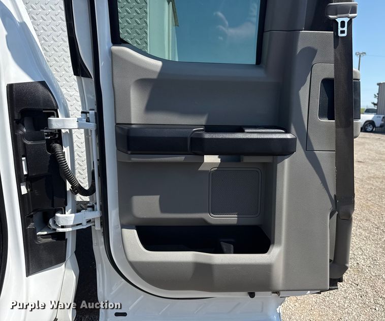 image for item NU9633 2017 Ford F550 Super Duty utility / service truck