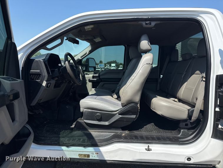 image for item NU9633 2017 Ford F550 Super Duty utility / service truck