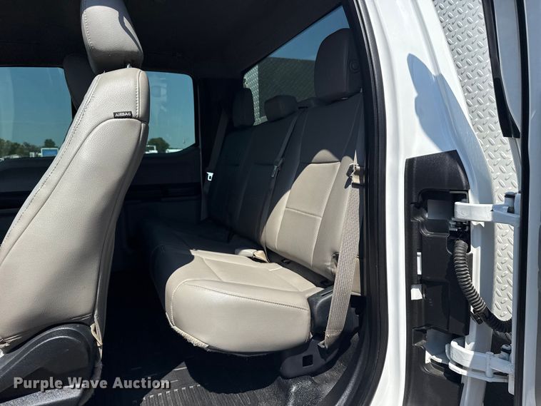 image for item NU9633 2017 Ford F550 Super Duty utility / service truck