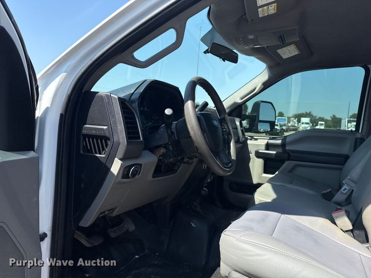 image for item NU9633 2017 Ford F550 Super Duty utility / service truck