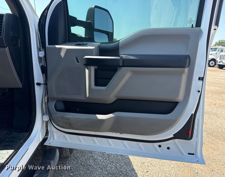 image for item NU9633 2017 Ford F550 Super Duty utility / service truck