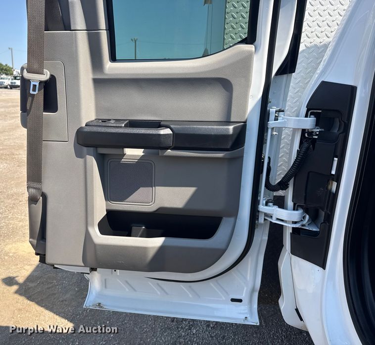 image for item NU9633 2017 Ford F550 Super Duty utility / service truck