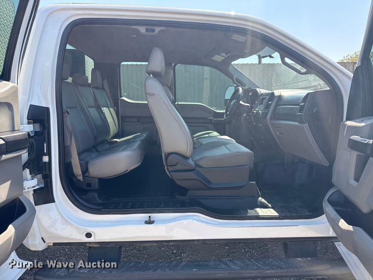 image for item NU9633 2017 Ford F550 Super Duty utility / service truck