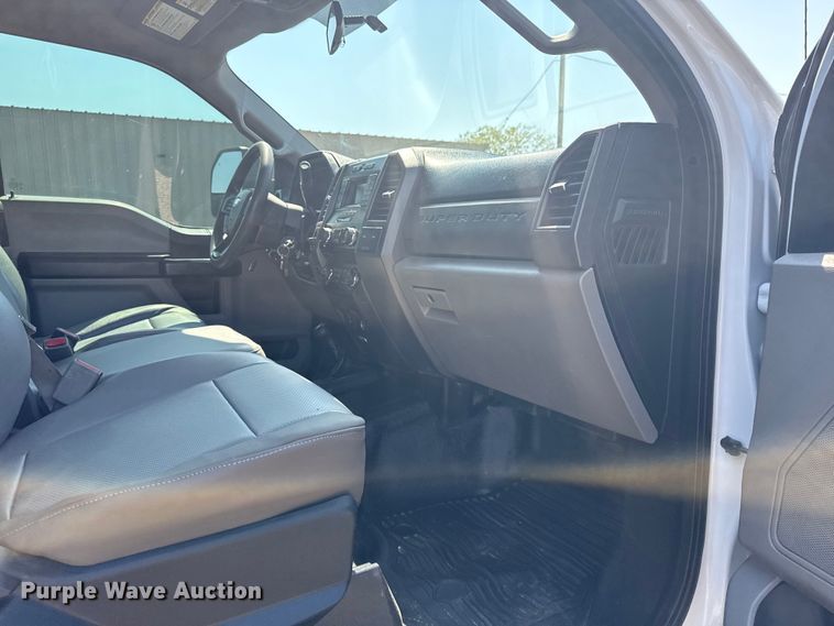 image for item NU9633 2017 Ford F550 Super Duty utility / service truck