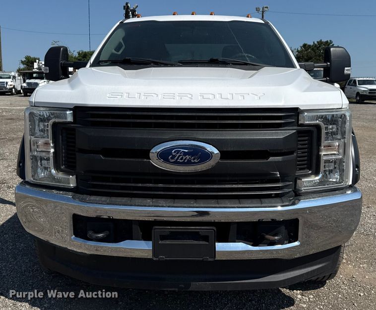 image for item NU9635 2019 Ford F350 Super Duty utility bed pickup truck