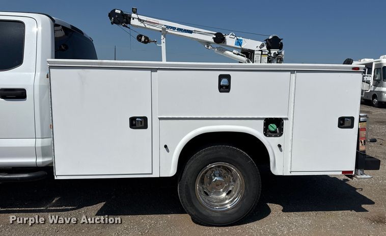 image for item NU9635 2019 Ford F350 Super Duty utility bed pickup truck