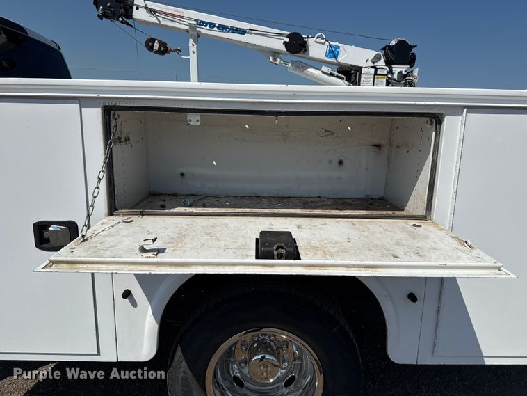 image for item NU9635 2019 Ford F350 Super Duty utility bed pickup truck