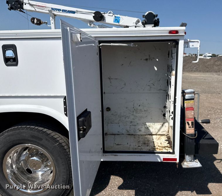 image for item NU9635 2019 Ford F350 Super Duty utility bed pickup truck