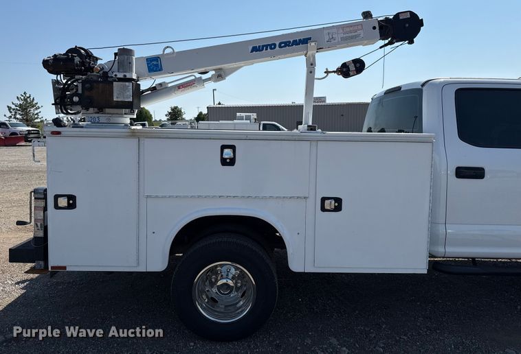 image for item NU9635 2019 Ford F350 Super Duty utility bed pickup truck