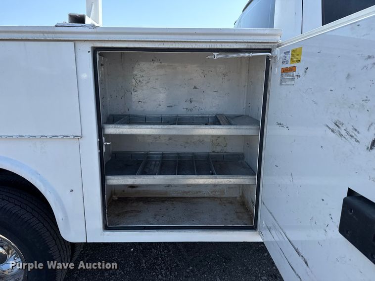 image for item NU9635 2019 Ford F350 Super Duty utility bed pickup truck