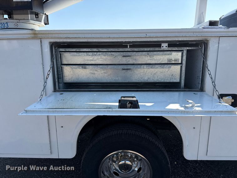 image for item NU9635 2019 Ford F350 Super Duty utility bed pickup truck