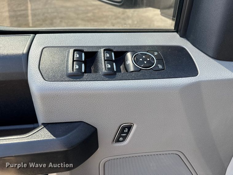 image for item NU9635 2019 Ford F350 Super Duty utility bed pickup truck