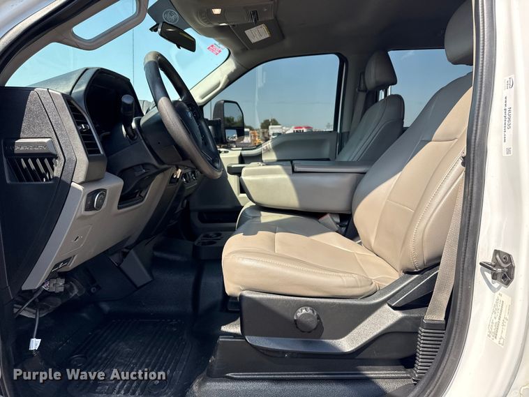 image for item NU9635 2019 Ford F350 Super Duty utility bed pickup truck