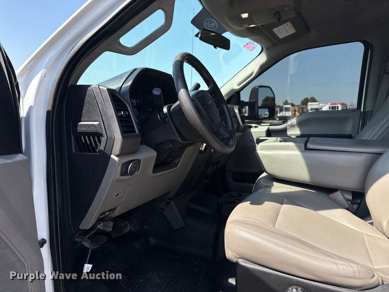 image for item NU9635 2019 Ford F350 Super Duty utility bed pickup truck