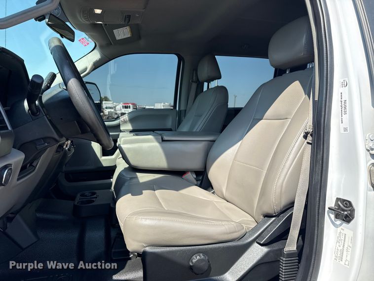 image for item NU9635 2019 Ford F350 Super Duty utility bed pickup truck