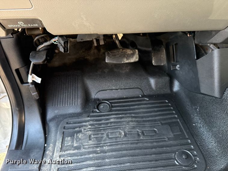 image for item NU9635 2019 Ford F350 Super Duty utility bed pickup truck