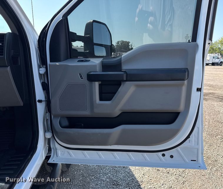 image for item NU9635 2019 Ford F350 Super Duty utility bed pickup truck