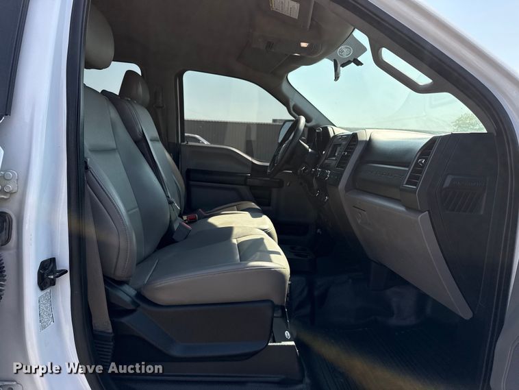 image for item NU9635 2019 Ford F350 Super Duty utility bed pickup truck