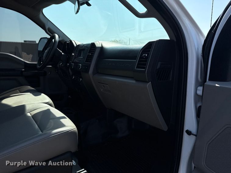 image for item NU9635 2019 Ford F350 Super Duty utility bed pickup truck