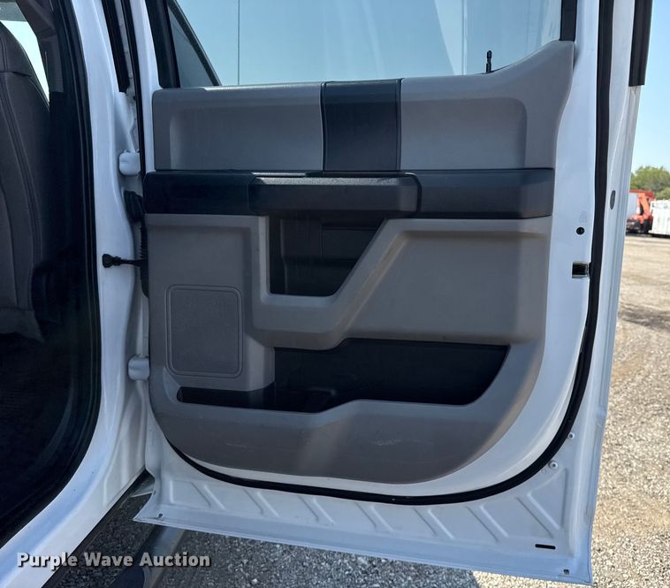 image for item NU9635 2019 Ford F350 Super Duty utility bed pickup truck