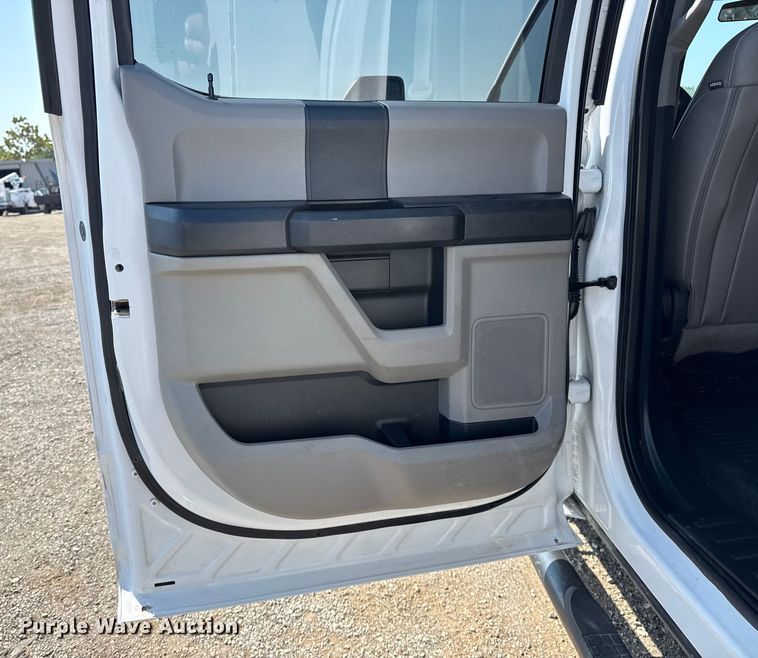 image for item NU9635 2019 Ford F350 Super Duty utility bed pickup truck