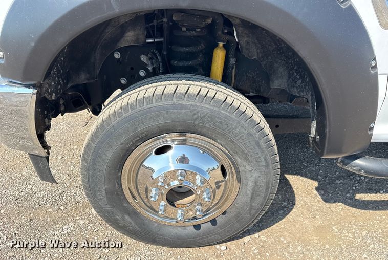 image for item NU9635 2019 Ford F350 Super Duty utility bed pickup truck