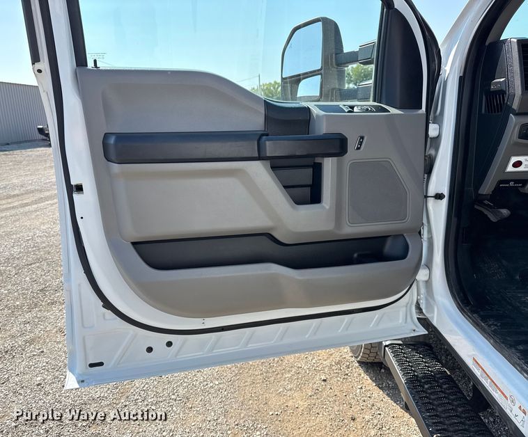 image for item NU9636 2018 Ford F550 Super Duty utility / service truck