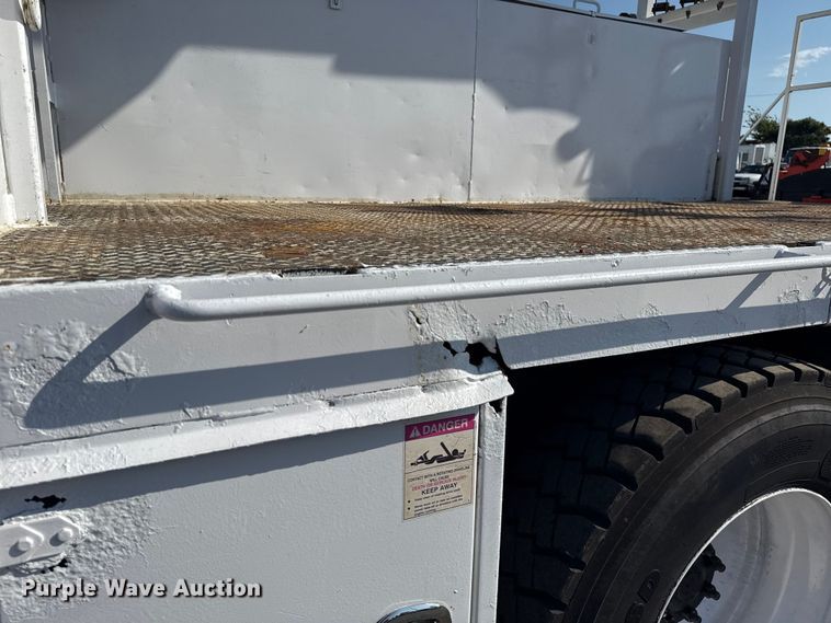 image for item NU9643 2010 International 7500 crane truck