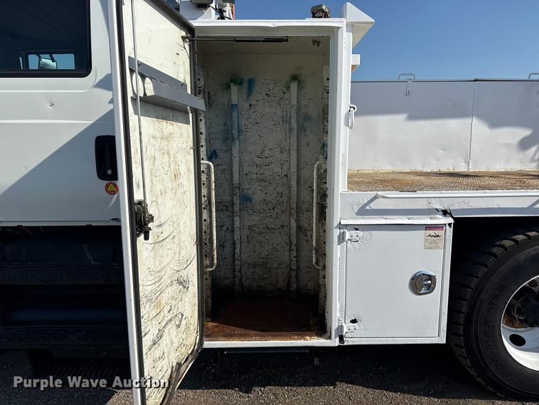 image for item NU9643 2010 International 7500 crane truck