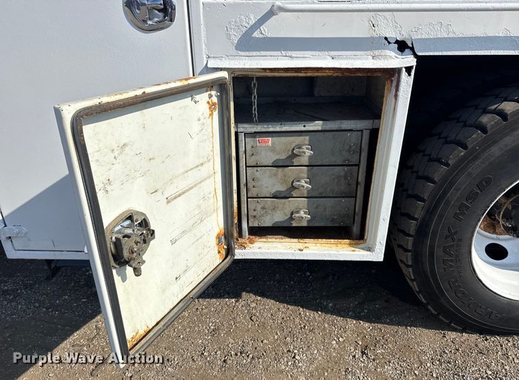 image for item NU9643 2010 International 7500 crane truck