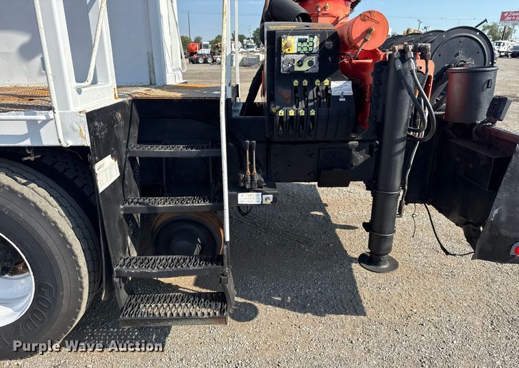 image for item NU9643 2010 International 7500 crane truck