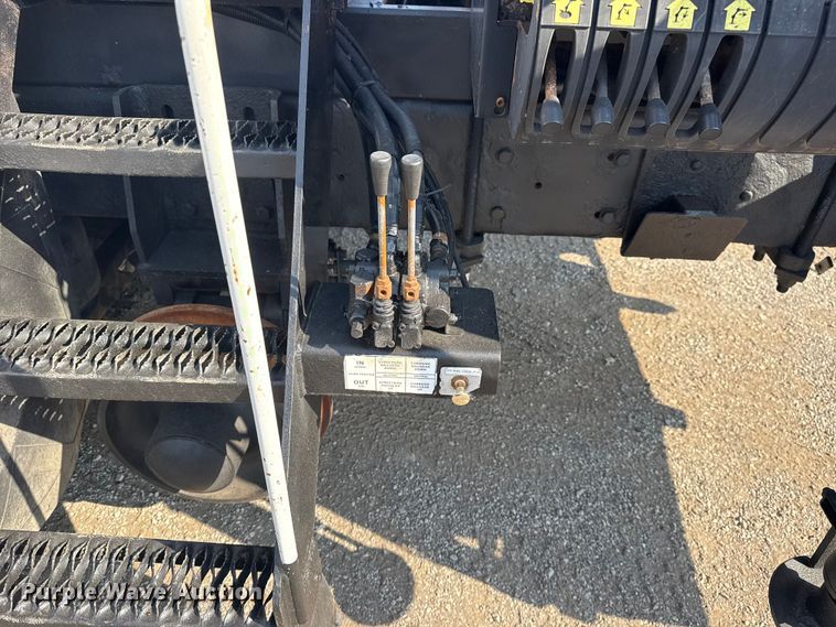 image for item NU9643 2010 International 7500 crane truck