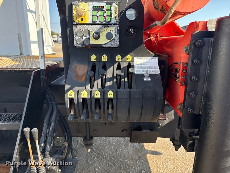 image for item NU9643 2010 International 7500 crane truck