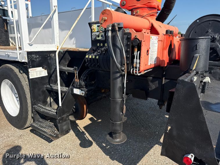 image for item NU9643 2010 International 7500 crane truck