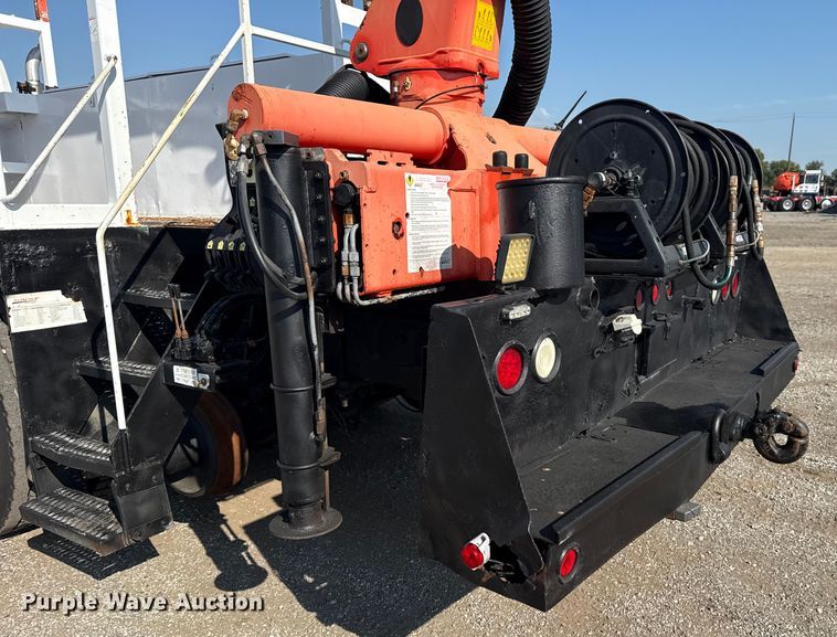 image for item NU9643 2010 International 7500 crane truck