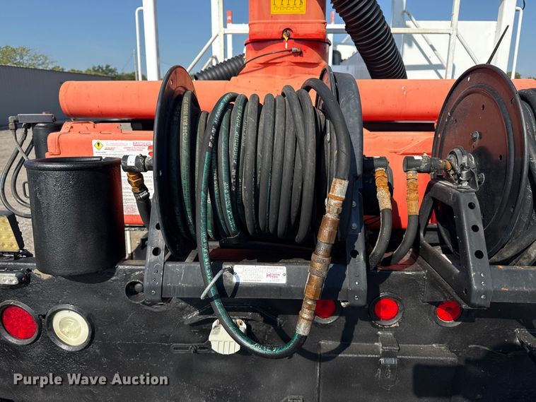 image for item NU9643 2010 International 7500 crane truck