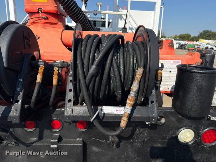 image for item NU9643 2010 International 7500 crane truck