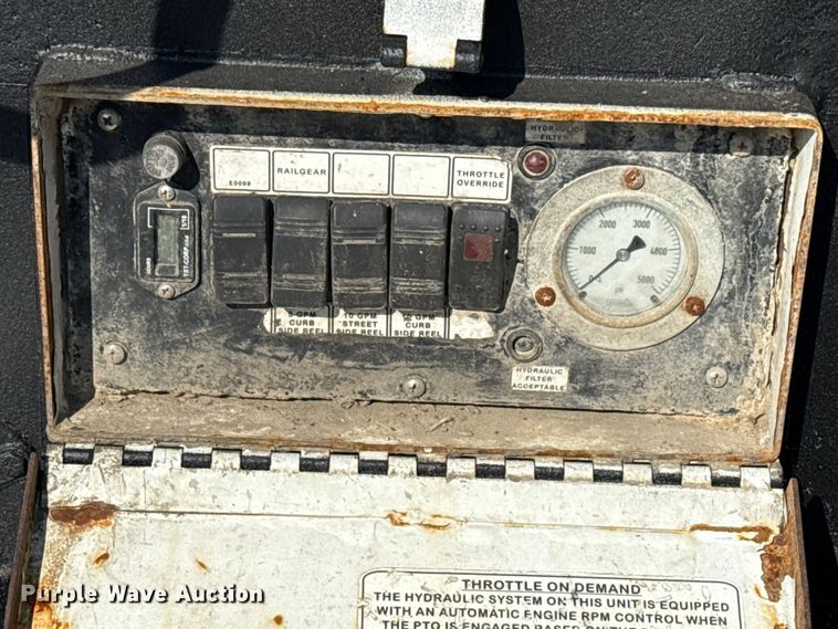 image for item NU9643 2010 International 7500 crane truck