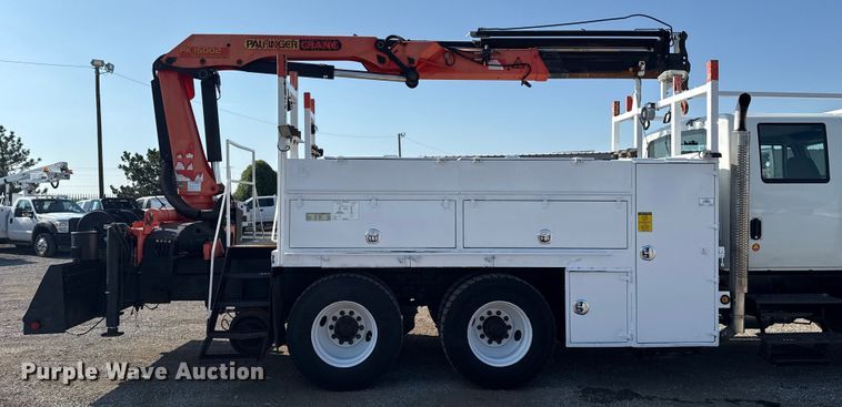 image for item NU9643 2010 International 7500 crane truck