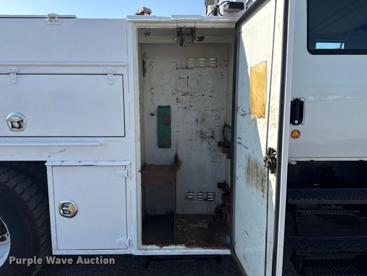 image for item NU9643 2010 International 7500 crane truck