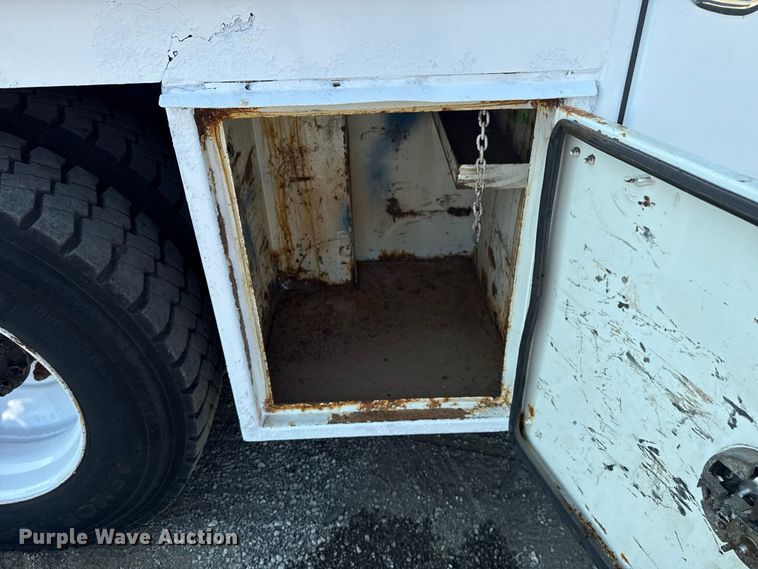 image for item NU9643 2010 International 7500 crane truck