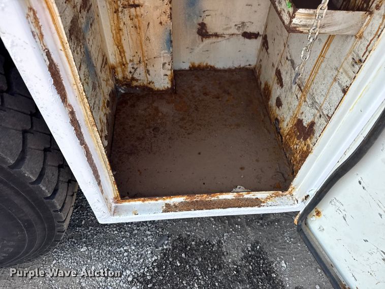 image for item NU9643 2010 International 7500 crane truck