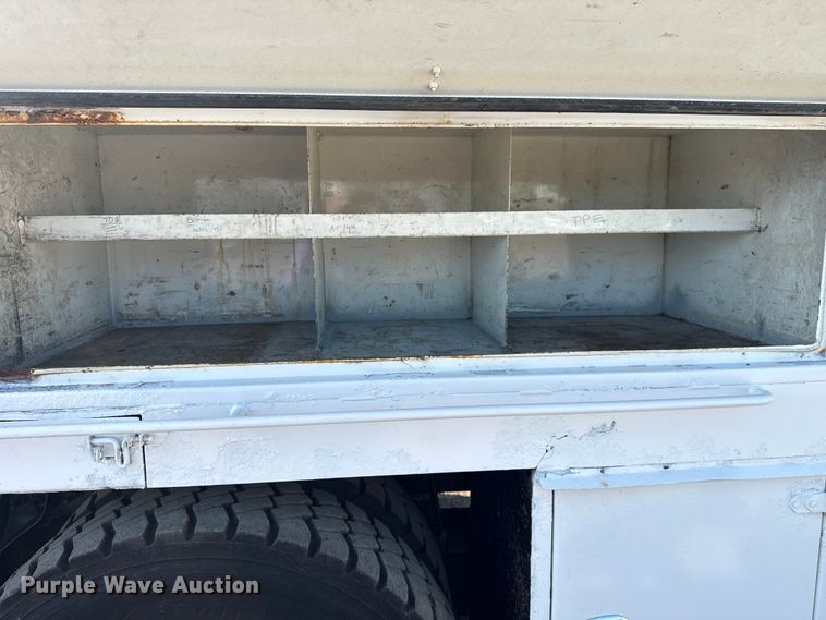 image for item NU9643 2010 International 7500 crane truck