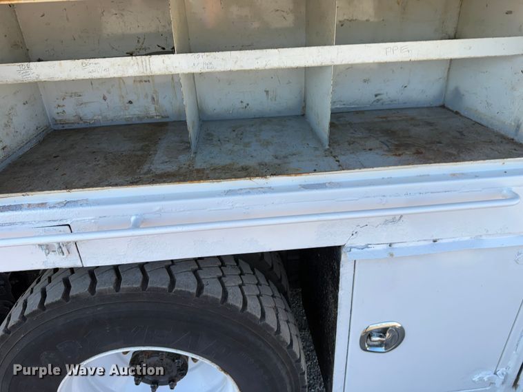 image for item NU9643 2010 International 7500 crane truck