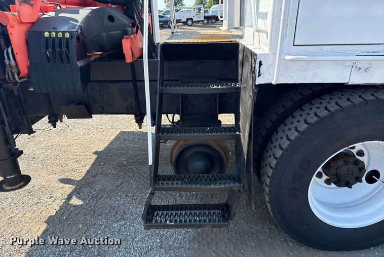 image for item NU9643 2010 International 7500 crane truck