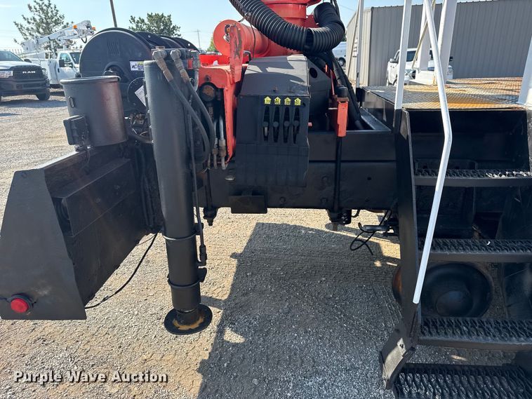 image for item NU9643 2010 International 7500 crane truck