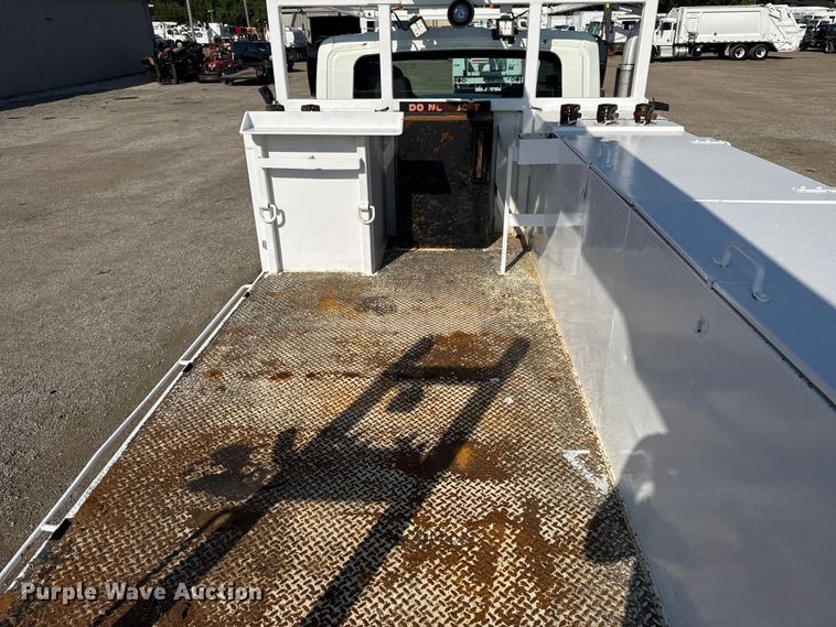 image for item NU9643 2010 International 7500 crane truck