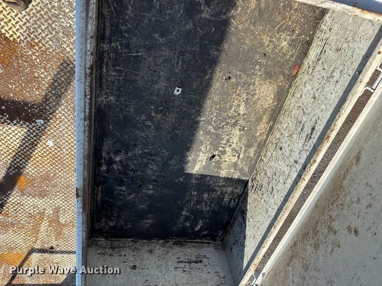 image for item NU9643 2010 International 7500 crane truck